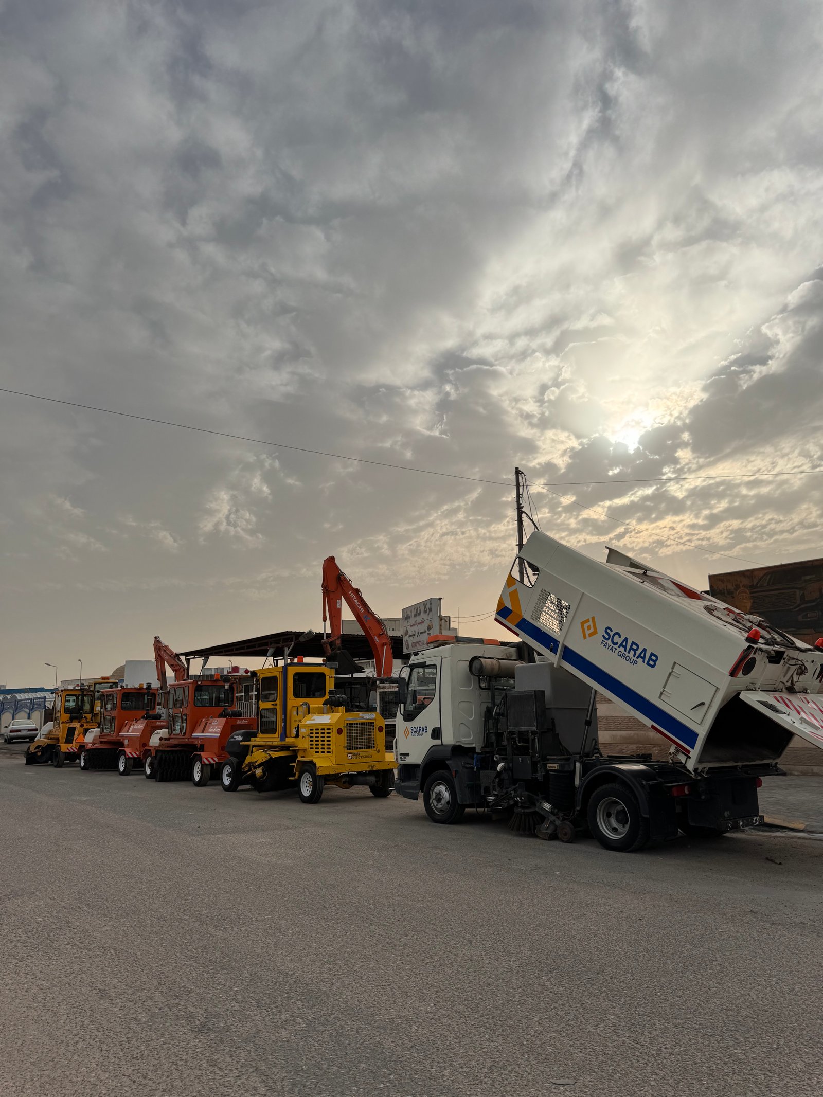 تتوفر لدينا مجموعة مكانس